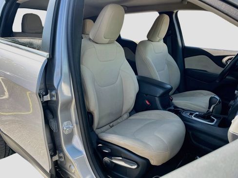 Used 2016 Jeep Cherokee Latitude w/ Comfort/Convenience Group FWD image 25