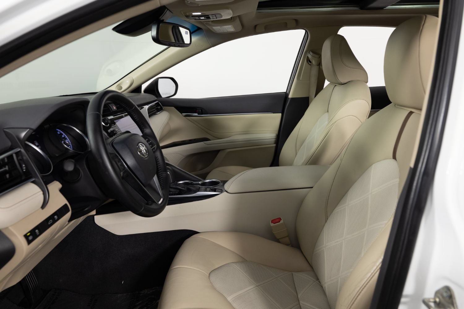 Used 2018 Toyota Camry XLE FWD image 14