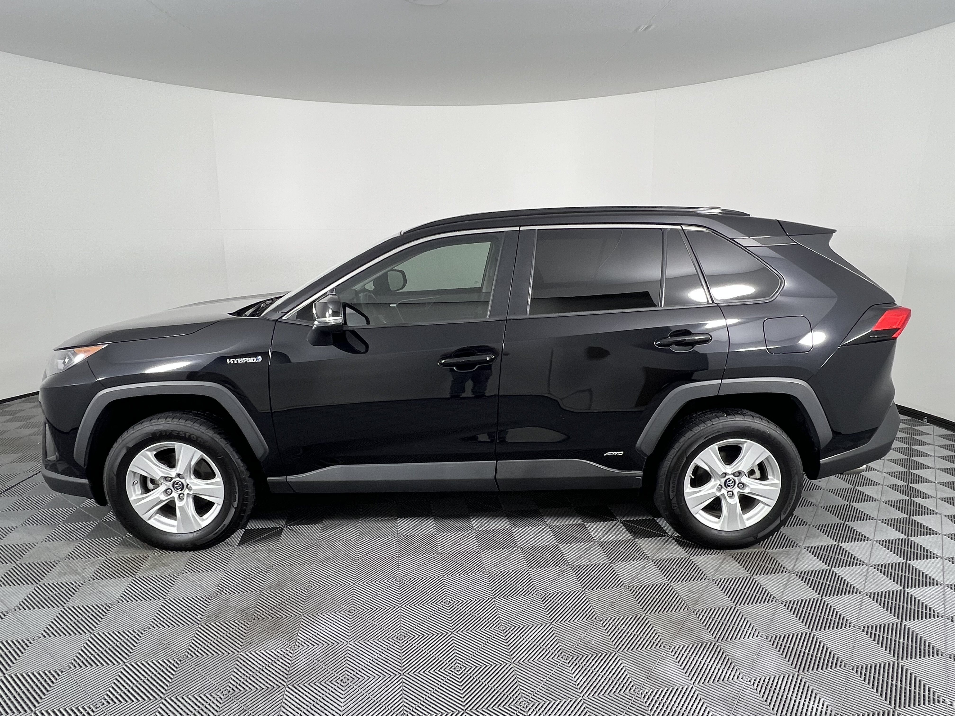 Used 2021 Toyota RAV4 LE AWD/4WD image 9