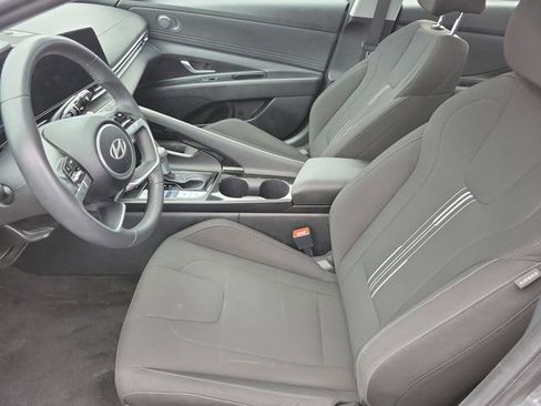 Used 2025 Hyundai Elantra SEL image 8