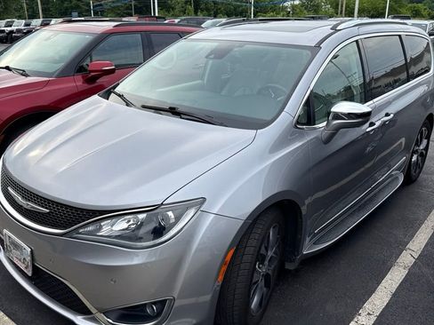 Used 2017 Chrysler Pacifica Limited w/ Advanced Safetytec Group FWD image 2