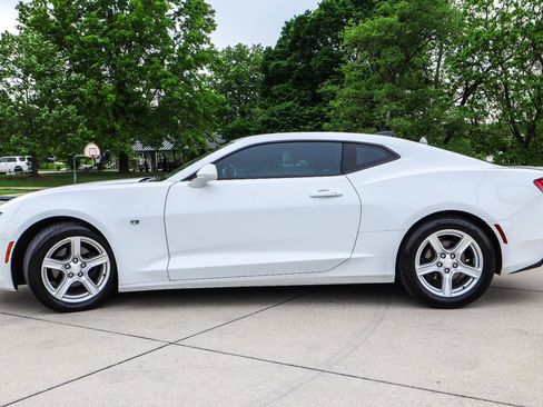 Used 2018 Chevrolet Camaro LT RWD image 4