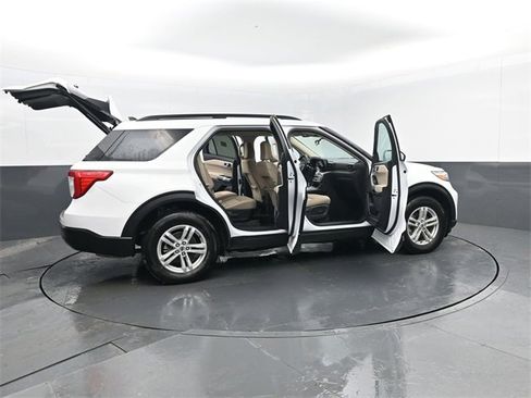 Used 2024 Ford Explorer XLT image 30