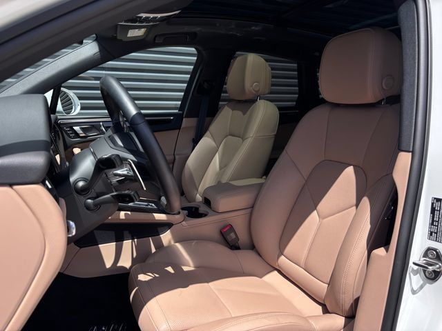 Certified 2026 Porsche Macan AWD/4WD image 5