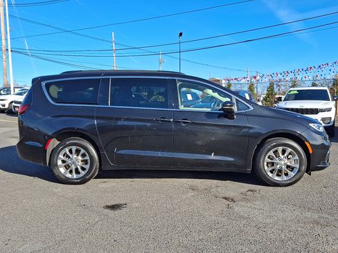 Certified 2022 Chrysler Pacifica Touring-L image 8