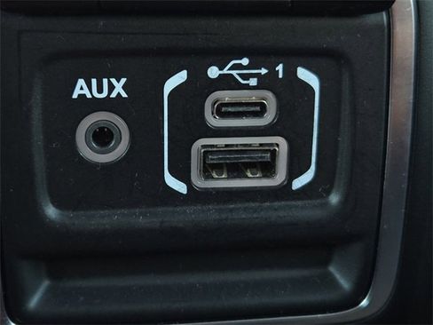 Used 2020 Jeep Wrangler Unlimited Sahara image 28