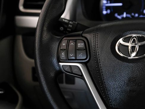 Used 2019 Toyota Highlander LE image 15