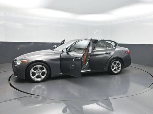 Used 2019 Alfa Romeo Giulia RWD image 41