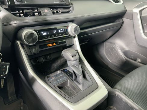 Used 2022 Toyota RAV4 LE image 17