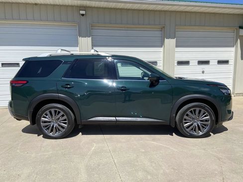 Used 2024 Nissan Pathfinder SL w/ SL Premium Package AWD/4WD image 8