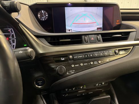 Used 2020 Lexus ES 300h w/ Premium Package image 18