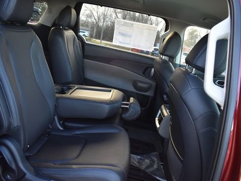 New 2026 Kia Carnival EX FWD image 16