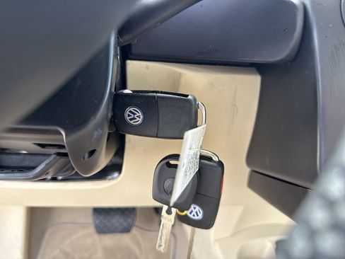 Used 2010 Volkswagen Beetle Coupe image 16