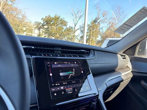 Used 2023 Jeep Grand Cherokee L Laredo image 26