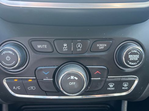 Used 2019 Jeep Cherokee Latitude Plus image 18