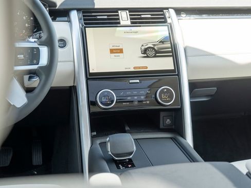 New 2025 Land Rover Discovery S image 19