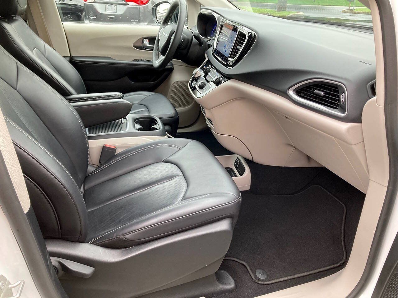 Used 2024 Chrysler Pacifica Touring-L FWD image 7