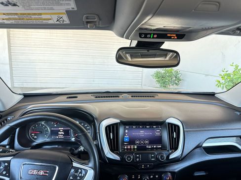 Used 2024 GMC Terrain SLT image 33
