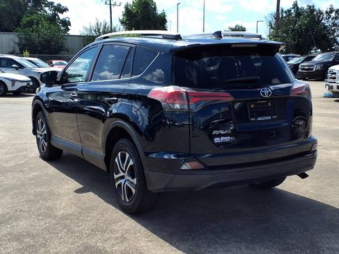 Used 2018 Toyota RAV4 LE FWD image 2