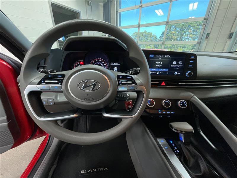 Used 2021 Hyundai Elantra SE FWD image 13