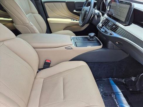 Certified 2023 Lexus LS 500 w/ Accessory Package (Z2) RWD image 19