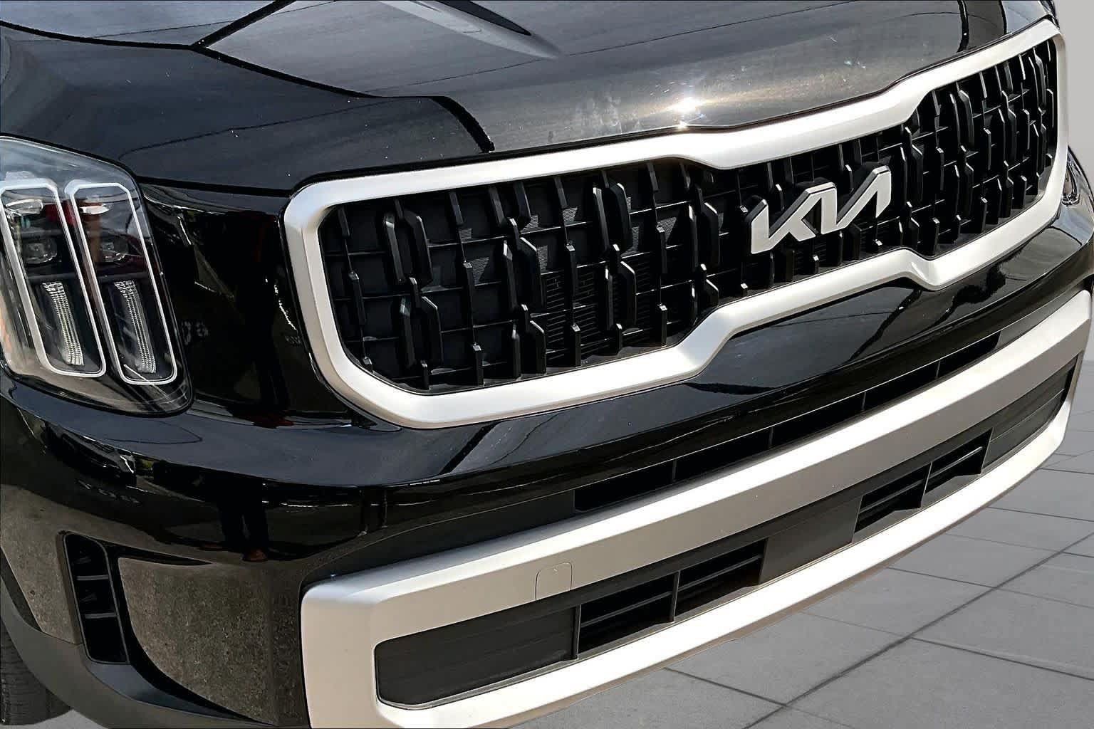 Used 2023 Kia Telluride EX w/ EX Captain's Chair Package FWD image 30
