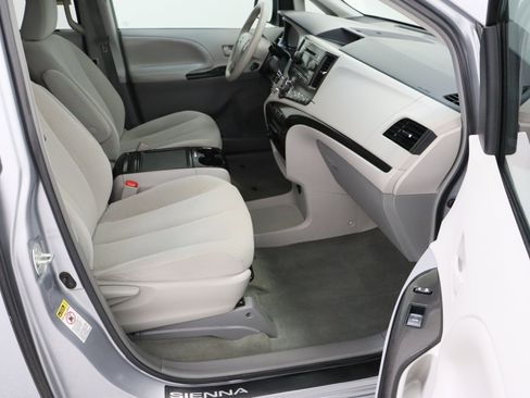 Used 2014 Toyota Sienna LE FWD image 35
