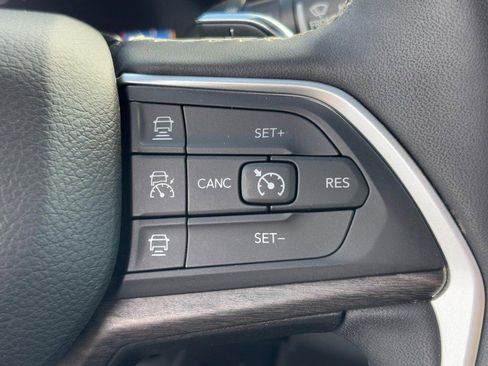 Used 2024 Jeep Grand Cherokee L Limited w/ Luxury Tech Group II image 19