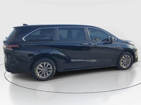 Used 2023 Toyota Sienna XLE FWD image 2