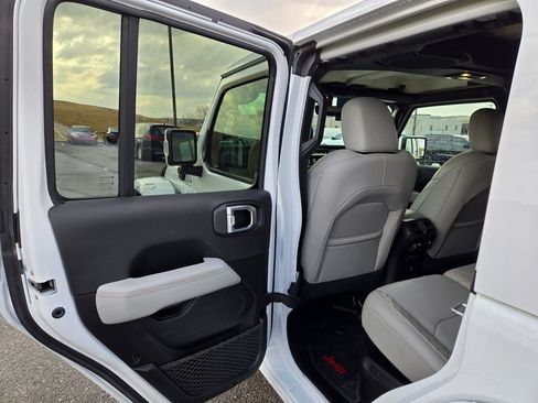 Used 2022 Jeep Wrangler Unlimited Sahara image 30