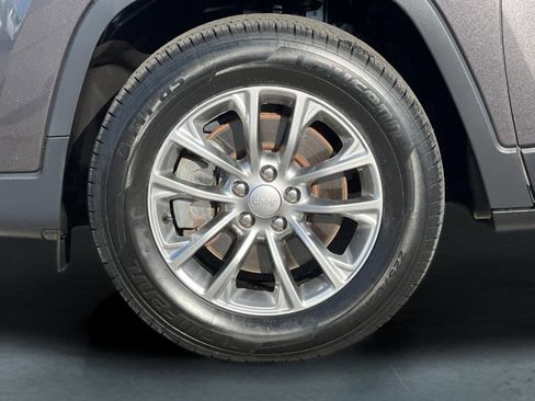 Used 2019 Jeep Cherokee Latitude Plus image 25