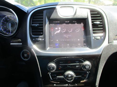 Used 2018 Chrysler 300 Limited w/ Safetytec Plus Group image 14