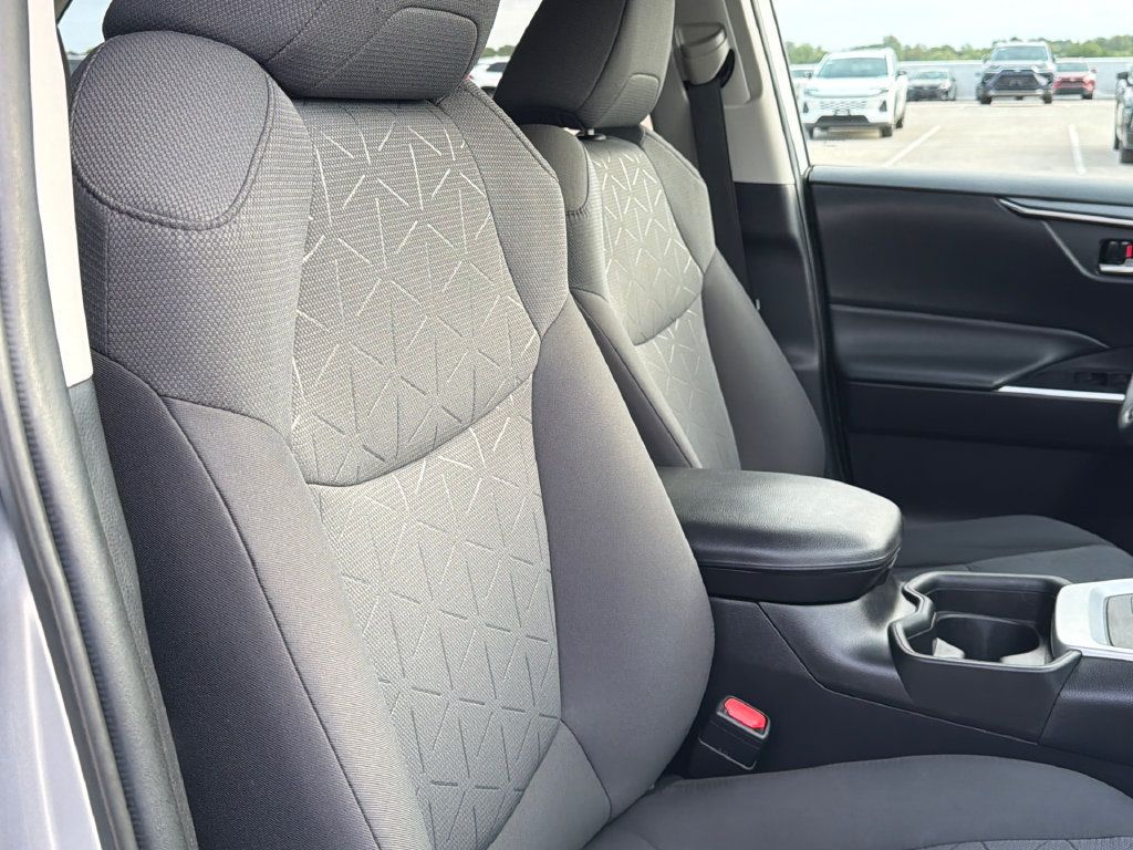 Used 2021 Toyota RAV4 XLE AWD/4WD image 10
