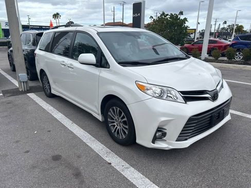 Used 2018 Toyota Sienna Limited image 3