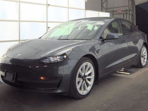 Used 2023 Tesla Model 3 Standard Range image 4