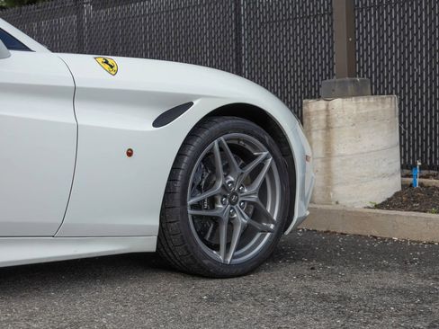 Used 2016 Ferrari California T RWD image 23