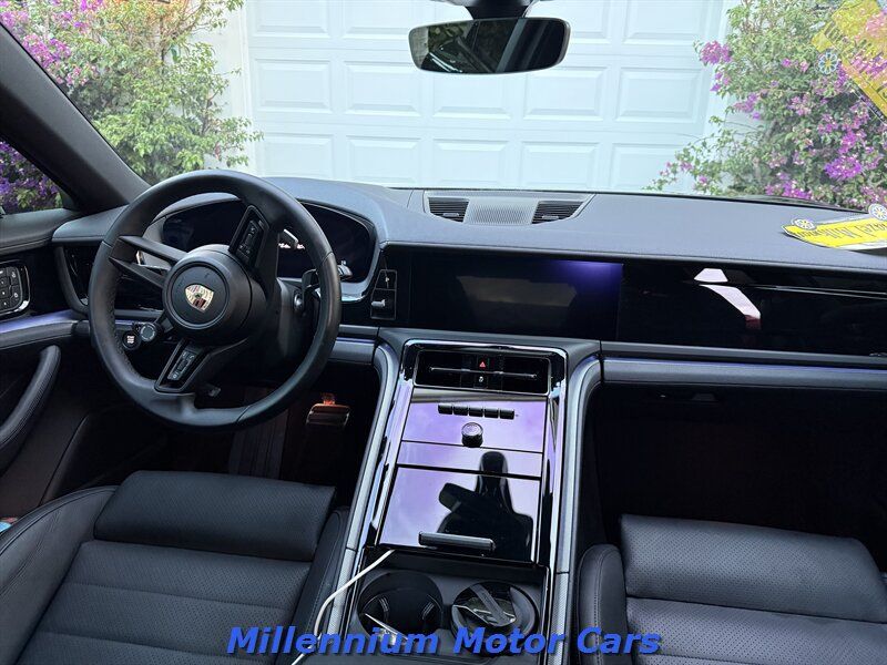 Used 2025 Porsche Panamera image 2