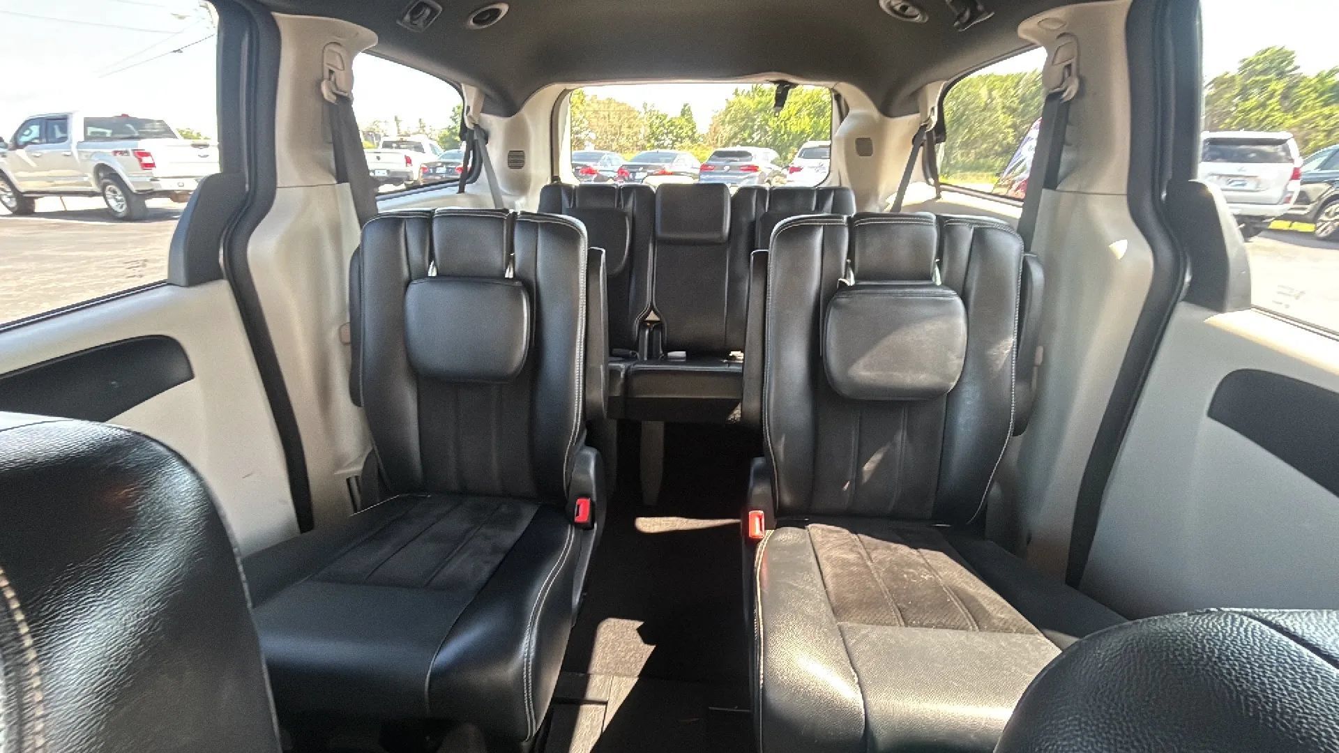 Used 2017 Dodge Grand Caravan SXT FWD image 5