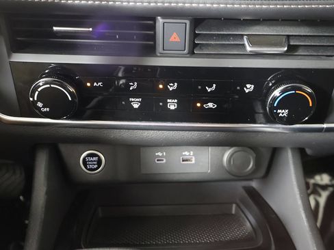 Used 2023 Nissan Rogue S AWD/4WD image 39