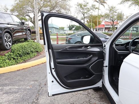 Used 2022 Jeep Grand Cherokee Laredo w/ Luxury Tech Group I image 22