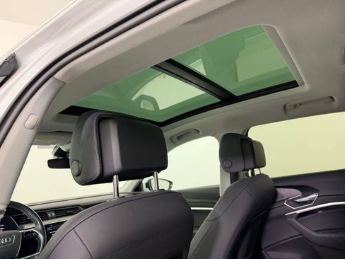 Used 2022 Audi e-tron Premium Plus w/ Premium Plus Package image 17