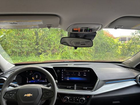 Used 2025 Chevrolet Trax LT FWD image 27