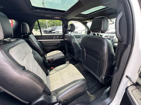 Used 2017 Ford Explorer XLT w/ Equipment Group 202A AWD/4WD image 12