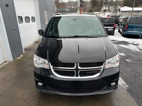Used 2019 Dodge Grand Caravan SXT image 2