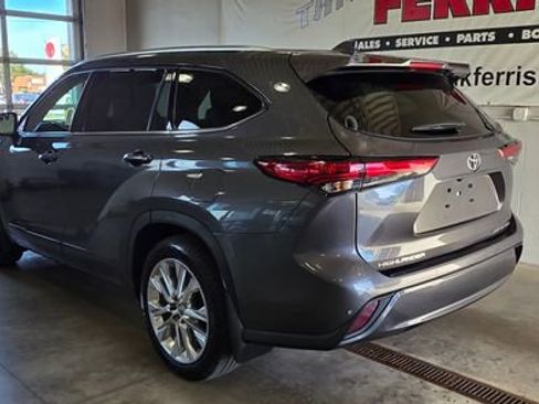 Used 2023 Toyota Highlander Limited image 3
