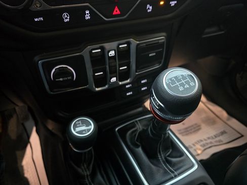 Used 2018 Jeep Wrangler Unlimited Sahara image 8