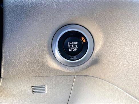 Certified 2024 Chrysler Pacifica Touring-L image 30