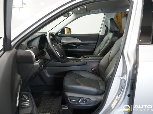 Used 2025 Toyota Grand Highlander AWD image 13
