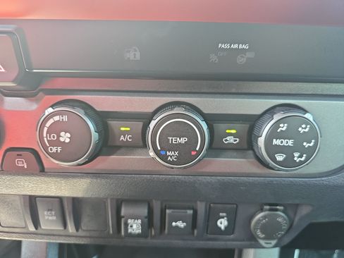 Used 2020 Toyota Tacoma TRD Off-Road AWD/4WD image 21