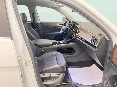 Used 2025 Volkswagen Atlas SE image 9